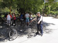 Wij verzamelen voor een city-tour op de fiets.