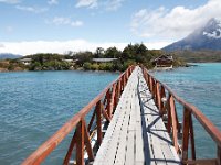 In Lago Pehoe staat dit hotel op een eilandje, dat alleen per loopbrug bereikbaar is.