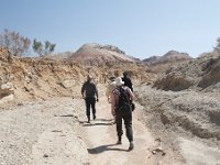 Aktau heuvels: Wij wandelen door een droge rivierbedding.