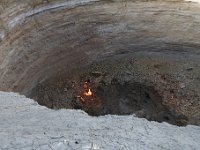 Een kleine brandende krater.