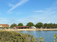 De campng heeft een mooi zwemmeer met heerlijk schoon water.