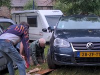 Bij ons vertrek regende het flink, waardoor de auto en de caravan wegzakten op het grasveld. : Photo Stream