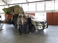 Begroeting door Riekie van Explore Namibia bij onze kampeerauto.