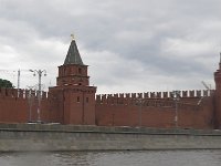 De Kremlin-muur gezien vanaf de Moskva.