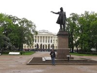 Standbeeld van Poesjkin voor het Russisch Museum.