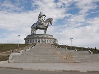 Op weg naar Terelj N.P. bezoeken wij eerst het Djenghis Kahn monument, gebouwd in 2008.
