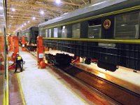 Bij de Chinese grens worden de wielstellen van de wagons verwisseld.